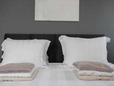 Yatak odasında duvarda boş çerçeve