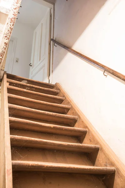 旧的肮脏的复古楼梯到阁楼的旧乡间别墅 — 图库照片