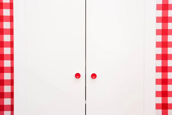 Vit Garderob Närbild Med Röd Tapet Och Röda Knoppar Dörren — Stockfoto