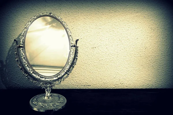 Vintage bingkai cermin meja tua. Foto bergaya retro disaring Stok Foto Bebas Royalti