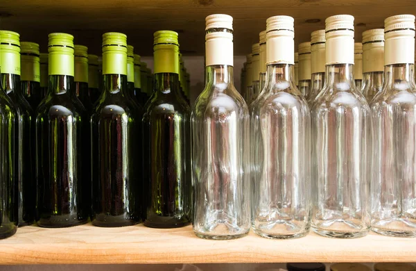 Boş Şişe Şarap Ahşap Arka Plan Duvar Raf Içecekler — Stok fotoğraf