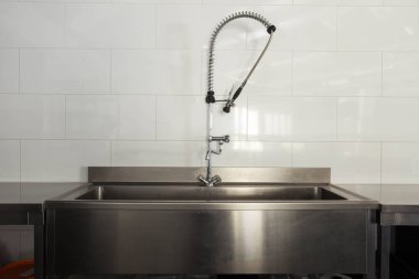 Bir restoran ya da otel mutfağında bulaşık yıkama alanı