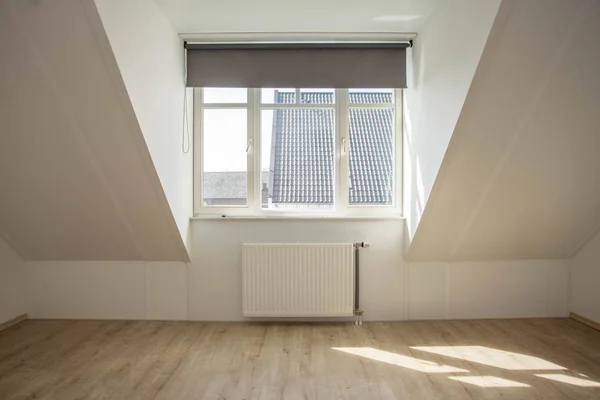 Nieuwe dormer in een lege schoon huis — Stockfoto