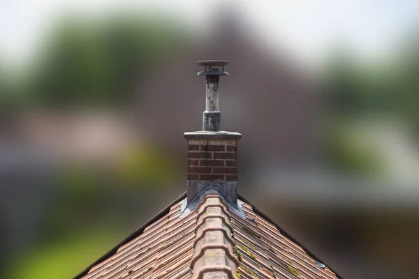 Dach wykonany z płytek ceramicznych i komin murowany. — Zdjęcie stockowe