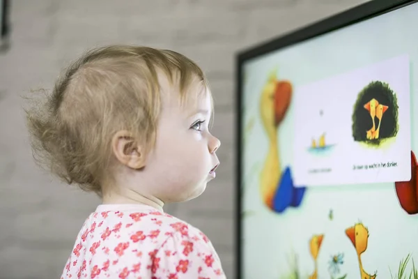 Malé Dítě Které Dívá Televizi Doma Volný Čas Pro Dětské — Stock fotografie