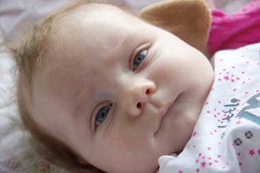 Yeni doğan bebek portre mavi gözleri ve yüzünde komik bir tabir