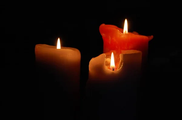 Kerzen Brennen Der Nacht Kerzenlicht Auf Schwarzem Hintergrund — Stockfoto