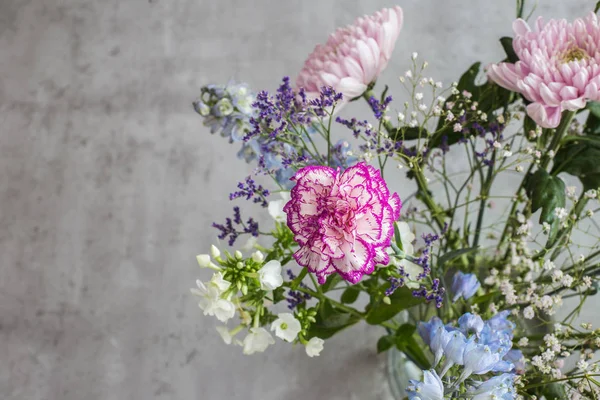 Güzel buket bahar pembe çiçekler Grey tablo üstten görünüm çimento. vazo ile