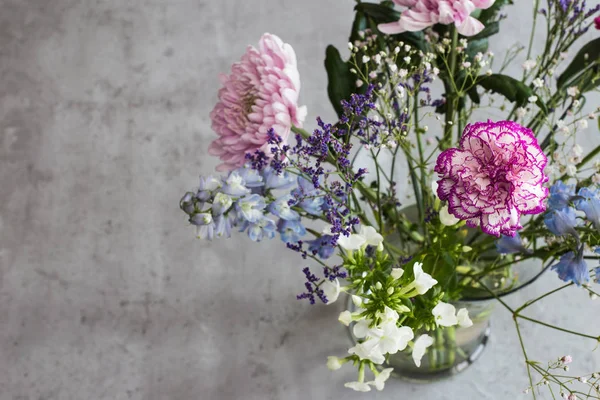 Güzel buket bahar pembe çiçekler Grey tablo üstten görünüm çimento. vazo ile