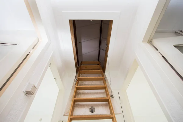 Holztreppe zum Dachboden in einem modernen Haus — Stockfoto