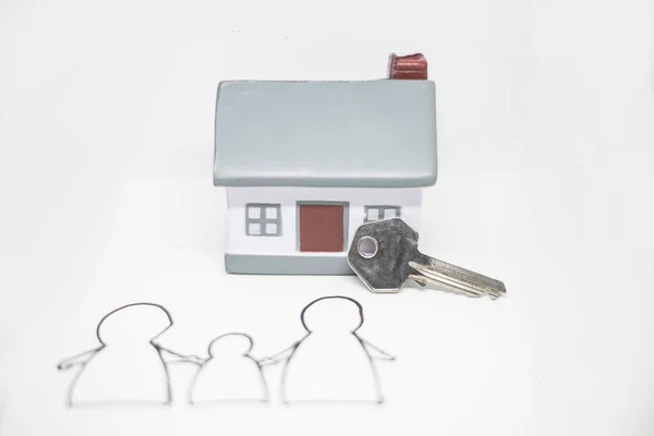 Miniatur rumah dengan kunci perak konsep rumah baru real estate dan properti konsep — Stok Foto