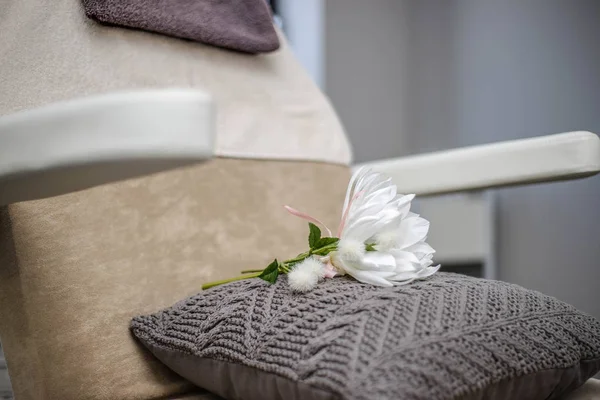 Primer plano de la silla del salón de belleza con decoración de flores en una sala de spa —  Fotos de Stock