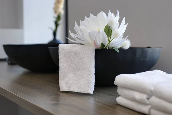 スパ ルーム、白タオルの花とインテリアの美容室テーブルのクローズ アップ — ストック写真