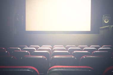 Film sinema salonu ile beyaz bir boş ekran premiere ile kırmızı koltuk