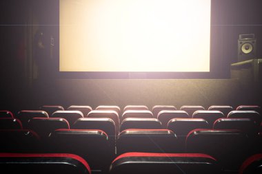 Film sinema salonu ile beyaz bir boş ekran premiere ile kırmızı koltuk