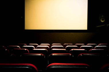Film sinema salonu ile beyaz bir boş ekran premiere ile kırmızı koltuk