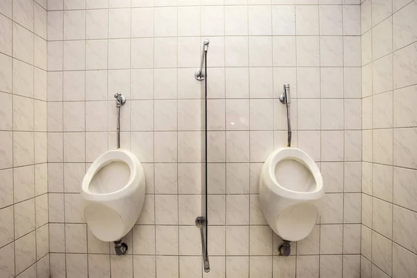 Wit porselein urinoirs in de openbare toiletten — Stockfoto