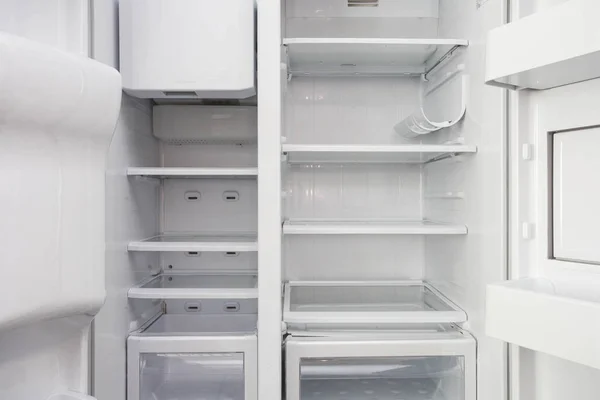 Fehér nyitott üres hűtőszekrény. Tömeg veszteség étrend koncepció. — Stock Fotó