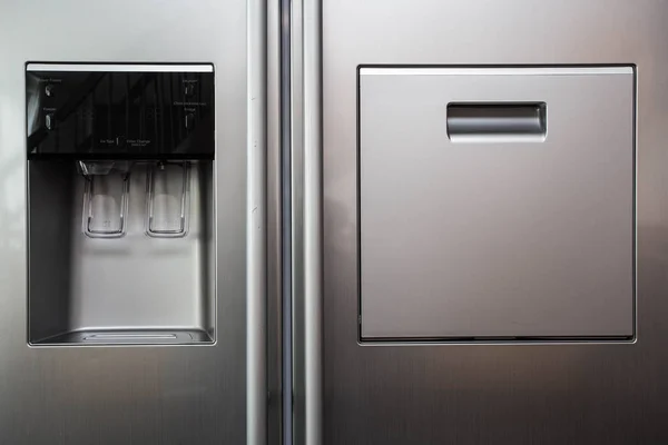 Diseño frontal moderno del dispensador de hielo y agua del refrigerador — Foto de Stock