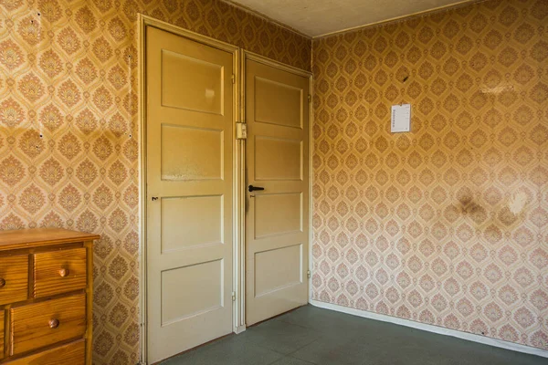 빈티지 패턴 벽지와 오래 된 구식된 옷장 문 방. 소박한 인테리어 디자인. — 스톡 사진