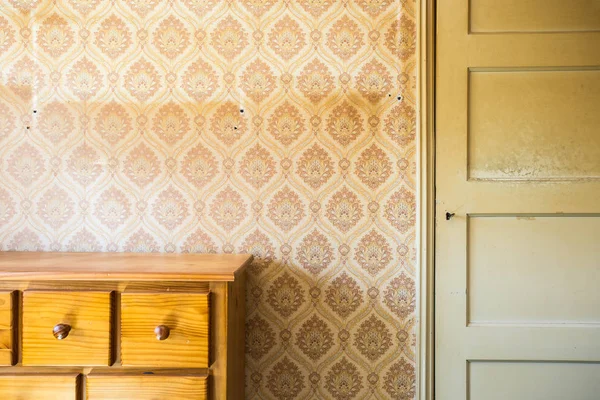 Вінтажна кімната з візерунком шпалер і старомодною шафою і дверима. Рустикальний дизайн інтер'єру . — стокове фото