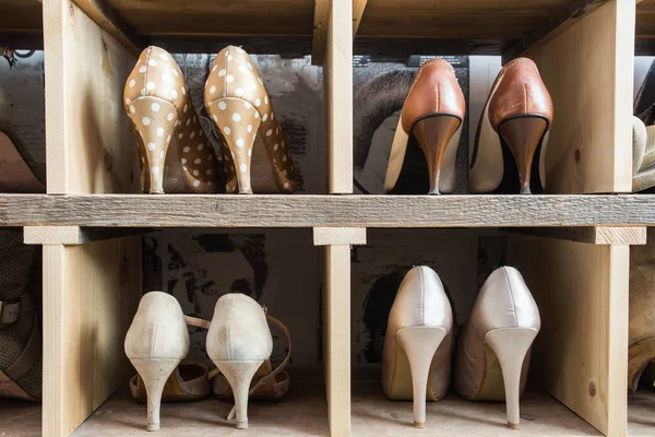 Klassieke verschillende vrouwen schoenen in een houten schoen reck — Stockfoto