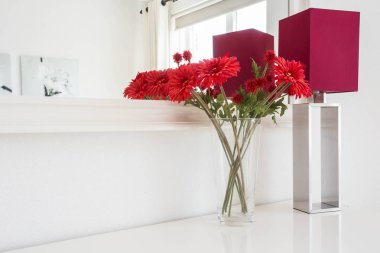 Masa lambası güzel ayna modern iç beyaz duvar zemin üzerine güzel çiçekler