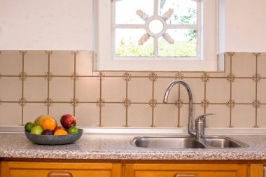 Eski çiftlik evi mutfak lavabo ve musluk vintage tasarım deseni çini ve rahat pencere