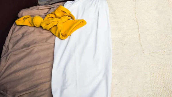 Fofinho, cobertor de segurança bebê brinquedo em uma cama de bebê bonito amarelo — Fotografia de Stock