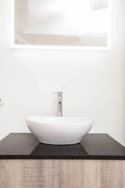 Badezimmer Innenraum mit stilvollem weißen Waschbecken leer sauber modern — Stockfoto