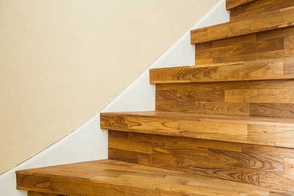 Deel van de houten trappen, moderne huisontwerp close-up — Stockfoto