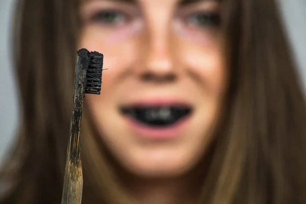 Νεαρή Γυναίκα Βουρτσίζετε Δόντια Της Ένα Μαύρο Οδοντόκρεμα Ενεργό Άνθρακα — Φωτογραφία Αρχείου