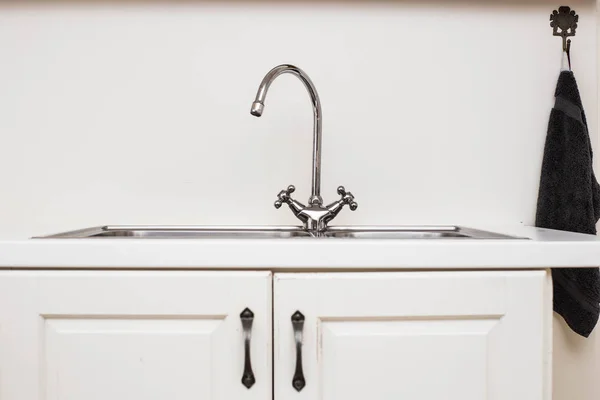 Moderne witte keuken met houten accenten en ijzer wastafel close-up retro design — Stockfoto