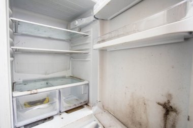 Eski kirli buzdolabı ile kalıp, yaşlı önemsiz kullanılan.
