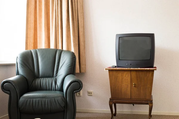 Televisión Vintage en armario antiguo de madera, diseño antiguo en la sala de estar con silla vieja —  Fotos de Stock