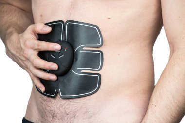İzole abs egzersiz yaparak elektrik ab kas Stimülatörü giyen erkek atlet