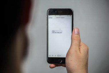 Müşteri destek yardım yardım tavsiye istemci online bir soru soran bir cep telefonu gelecekteki kavram kavramı,