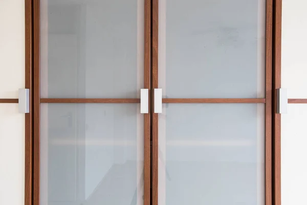 Деревянные белые двери шкафа крупным планом для одежды современный новый дизайн — стоковое фото