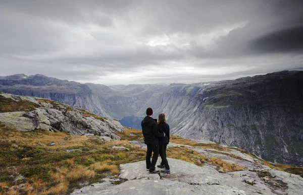 Casal Viajando Casal Assistindo Grande Vista Das Montanhas Neve Geleiras — Fotografia de Stock