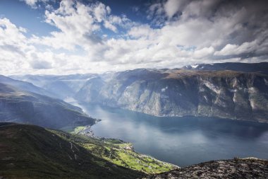 Norveç, dağ çarpıcı manzara güzel güneş ve mavi gökyüzü