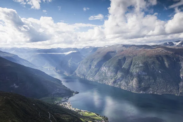 Norwegia, pemandangan gunung yang menakjubkan Sinar matahari yang indah dan langit biru — Stok Foto
