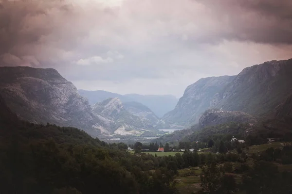 Горный ландшафт Норвегии, красочное небо и дома осенью — стоковое фото