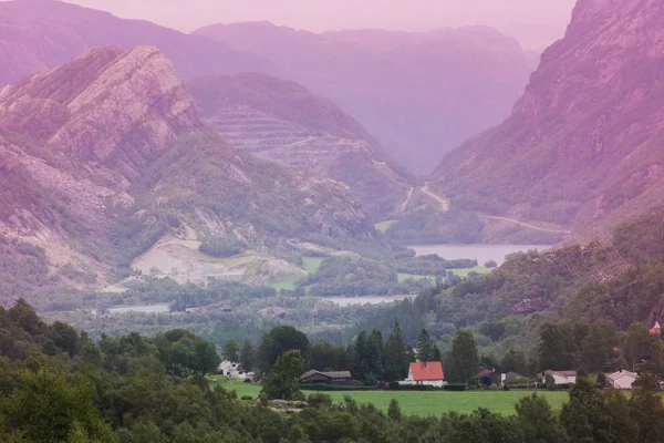 Горный ландшафт Норвегии, красочное небо и дома осенью — стоковое фото