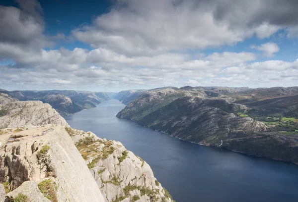 Pemandangan Norwegia yang indah dengan sungai yang tenang dan langit biru dengan awan — Stok Foto