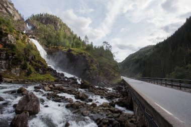 Çarpıcı yatay, büyük şelale ve yol dağlar, Norveç