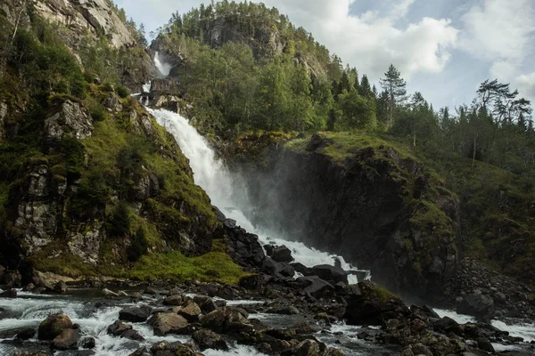 Berglandschaft mit bewölktem Himmel. schöne Natur Norwegen. Geiranger Fjord. — Stockfoto