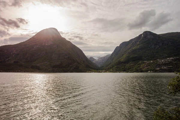 Fantastiskt bergslandskap med färgglada levande solnedgång på molnig himmel, naturliga utomhus resa bakgrund. Skönhetsvärlden. — Stockfoto