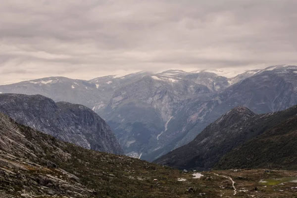 Robust dramatiska bergslandskap i Norge molnig dramatisk dag — Stockfoto