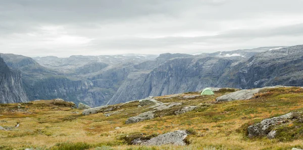 Tenda di gunung di pagi hari, lanskap kasar langit dramatis — Stok Foto
