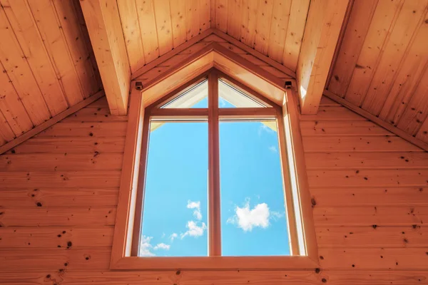 Trä Skylighten fönster, stora lyxiga fönster med en blå himmel — Stockfoto